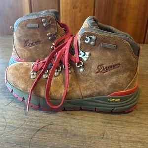 Danner Mountain 600. Suede Upper. Danner Dry 100% waterproof.